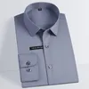 Herrklänningskjortor Herrklassiker Långärmad solid Basic Dress Shirt Pocket-Less Design Regular-Fit Non-Iron Bamboo Fiber Business Stretch Shirts 230517