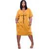 卸売プラスサイズの女性デザイナードレス2023サマーファッションセクシーなルーズレタープリントVネックレジャードレスポケット12色