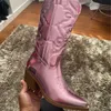 Stivali GOGD Cowboy Stivali da cowgirl rosa per le donne Fashion Zip ricamati Punta a punta Tacco grosso Stivali a metà polpaccio Western Shinny Shoes 230517