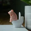 Objetos decorativos Figuras porco fofo sentado no vaso sanitário animal PVC Modelo Ação Figura Decoração Mini Kawaii Toy para crianças Decoração de casa para crianças 230517