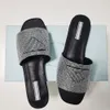 slippers ontwerper kristal verfraaide sandalen vrouwen slippers driehoek logo slides dames glippen op platte strass diamantglijders sliders slippers zwart wit
