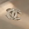 Luxus Marke Desinger Metall Brosche Berühmte Frauen Kristall Strass Perle Brief Broschen Anzug Pin Mode Schmuck Zubehör