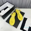 Sommarpopulära kvinnor sandaler 2023 Luxury Brand Business Dress Wedding Party Leather Casual Flat Heel Slippers