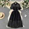 Robe en dentelle creuse et luxueuse et luxueuse Robe en dentelle avec une ceinture pour un look minceur de la haute couture française et une longue jupe élégante