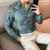 メンズカジュアルシャツ豪華な長袖男性ヴィンテージプリントシングルブレストフィットの男性タキシードシャツストリートウェア