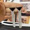 Women Triangle Letter Stud Earring Crystal Tassel örhängen med stämpelmodelsmycken svart vit
