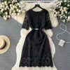 Francuska luksusowa sukienka w stylu z wyciętymi haftami w talii w lecie, lekka i luksusowa koronkowa sukienka temperamentowa