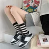 Skarpetki Wosierkowe Moda Wysokiej jakości skarpetki dla kobiet bawełniane długie skarpetki japońskie moda dziewczyna Hip Hop Skate Sports Socks P230517