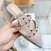 Pantofole piatte firmate Scarpe rivetti estivi Sandali da donna Casual Outdoor in vera pelle Fashion Simple Metallic Ladies Scarpe comode