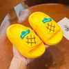 Slipper Sandal Anak Stroberi Kartun untuk Laki laki Dalam Ruangan Pantai Musim Panas Sepatu Perempuan Imut Lucu Antilicin Rumah Lembut 230516