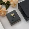 Triángulo de calidad Anillo abierto de diamante completo Mujer Europea y americana Alto lujo Personalidad Temperamento elegante Alto sentido Venta al por mayor