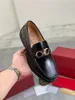 Moda Men Sapatos de vestido de grife de couro brilhante Buckle dourado