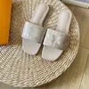 2023 New Summer Sandals 프레스 플랫 슬리퍼 특허 가죽 여성 편안한 가죽 슬라이드 가벼운 평평한 샌들 여성 캐주얼 편안한 Louisvuitton