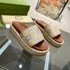 Summer Slippers Sandal Designer Sliders Macaron Thick Bottom Non-Slip broderi Platform Heels Mode Women Wear Beach Flip-Flops