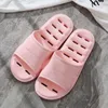 Pantoufles de salle de bain antidérapantes, sandales de plage d'été pour femmes, adaptées à l'intérieur et à l'extérieur, nouvelle collection