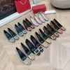 Tasarımcı Sandalet Deri Ayakkabı Yaz Lüks Napa Deri Topuklu Metal Çerçeveli Parti Düğün Pırıltılı Tabanları Kadınlar İçin Rahat Zayıflama Slims Slip Slip Eu35-40 Kutu