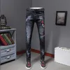 Jeans da uomo Pantaloni in denim con foro al ginocchio super-fuoco personalizzati Stile europeo e americano Motivo dritto Ricamo Tendenza Uomo Jea