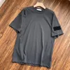Nakış Erkekler Kara T-Shirts Düz Renk Kısa Taş Kollu Crewneck Nefes Marka Rozeti Gömlekleri Tee Adası Tshirts Top Erkekler Armband Adaları Gömlek