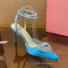 Mach eleganta sandaler satin höga klackar hjärtformad strass dekoration lyxig designer klänningskor pekade tå 9,5 cm casual sexig ankel rem kvinnlig festsko