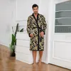 Mäns Sleepwear Spring Summer Men Robe Black Print V-ringning Kimono Bathrobe-klänning med bälte Löst SILK SILK SATIN HOME SLÄR NATTROV