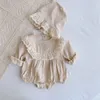 Rompers spetsprinsessan småbarn Romper Autumn Retro Born Baby Girl kläder Cotton Spring Pure Color Spädbarnskläder 2 st med hattar 230517