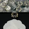 Projektantka dla kobiet otwarty pierścionek z bocznymi kamieniami Wysokiej jakości akcesoria bankietowe kobiety C Logo Pierścionki 87