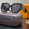 Occhiali da sole firmati occhiali di lusso occhiali protettivi design UV380 Occhiali da sole con design alfabeto guida da viaggio abbigliamento da spiaggia Scatola per occhiali da sole alla moda molto buona