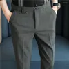 メンズスーツ高品質の格子縞のドレスパンツ男性2023ビジネスカジュアルテーパーレッグズボンが洗練されたスタイルのためのチェッカーパターンを備えています