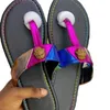 Sommarsandaler berömda kvinnors designer flip flops tofflor sömmar mode lyxig regnbåge tofflor plattskor örnhuvud diamant spänne