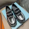 Mocassins de couro brilhante monólito clássico metal triângulo fivela decoração sapatos formais femininos gradiente sola grossa sapatos casuais 100% couro sapatos de grife de luxo