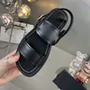 Designer Kvinnor Lyxiga tofflor Högkvalitativa kvinnor Slides mode Triomphe Cow Leather Sandals Summer Beach Talltor With Box