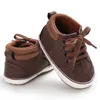 Sandálias nascidas sapatos de bebê marrom com tema de garotos e meninas de meninos casuais tênis casuais solo solo solo não deslizamento sapatos de primeira linha 230517