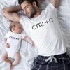 家族を一致させる服装服ctrlcとctrlv父の息子tシャツはお父さんのベイビーボディスーツ230518