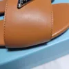 Pantofole firmate Sandalo Donna Scivoli Luxury Orange Vera pelle a triangolo Mocassini da esterno Slide Scarpe da donna Beach Prad Sandalo Summer Pantofola in vera pelle
