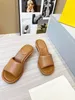 europ designer jelly platt sandal tofflor för kvinnor, gjorda av genomskinliga material, moderiktiga, sexiga och härliga, solig strand kvinna skor tofflor mjuk läder