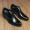 Nuove scarpe brogue nere da uomo con tacco spesso, scarpe fatte a mano con lacci in pelle PU lucida, punta tonda, per uomo con spedizione gratuita