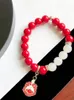 Strand pärlstav strängar handgjorda grekiska sorority röd vit elastisk linje detal sköld charm hänge armband kvinnor smycken