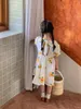 ガールドレス2023夏の子供ドレス韓国スタイルスクエアカラーフラワーズプリントコットンファッション半袖蝶ネクタイデザイン