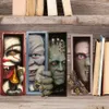 Objetos decorativos Figuras de horror espiando na estante de estante de estante de estante de face resina
