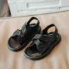 Сандалии 2023 Summer Kids Sandals Дети мягкие кожаные пляжные сандалии простые стиль мальчики для девочек.