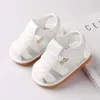 Sandaler Summer Toddler Shoes Soft Soled Girl Boy Baby Barnvandrar Sandaler 1-2 år 15-19 Cow Muscle PU Slipper AA230518