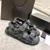 Kvinnliga kalvskinn läder sandaler designer sommar strandskor slingback hookloop plattform sandal diamant spänne ankel rem rem lägen chunky kil sportsko