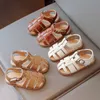 Sandals Hollow Girl Sandálias para crianças para crianças Sapatos de garotas Estilo Britânica Sandálias planas para menino Teave de frete grátis Retro simples 2023 AA230518