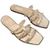 Zapatillas de remache de verano zapatos de playa de charol zapatos de diseñador de mujer de lujo sandalias antideslizantes diapositivas de letras de metal zapatos de marca clásica al aire libre zapatos de color sólido