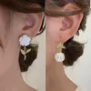 Studörhängen Fashion Temperament Flower Earring Vacker Pearl Camellia Shell Metal Asymmetric Women Girl Gifts