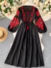 Grundläggande avslappnade klänningar Kvinnor Autumn Dresses Bohemian broderad blomma Oneck Lantern Sleeve High midje veckad klänning Allmatch Female Vestidos PL393 230519