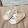 Сандалии 2023 Summer Kids Sandals Дети мягкие кожаные пляжные сандалии простые стиль мальчики для девочек.