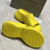 Mode kvinnor crocss tofflor sandaler trendiga hotellplattformar platt icke-halksreglage Italien onyx harts läder enkel designer komfort comany nyhet flip flops eu 35-42