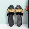 Pantofole da donna con motivo intrecciato in rafia intrecciata nera. Sandali in pelle con sandali