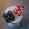 Sandals jongens meisjes sandalen zomer kinderen schoenen mode licht zachte flats peuter slippers zuigelingen casual strand kinderen schoenen buiten aa230518